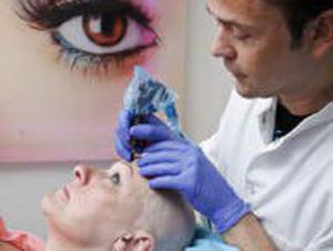 Wenkbrauw tatoeage m.b.v. permanente make-up bij Tattoo Bob Rotterdam. Ook voor alopecia pati_???nten kan permanente make up een grote zekerheid bieden.