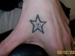 steentje micro dermal in tatoeage sterretje hand gezet.
