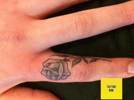 roos vinger tattoo