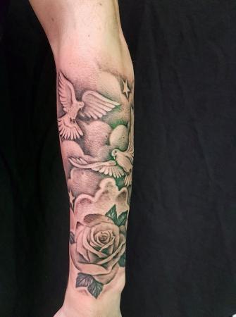 Rozen en duiven in een onderarm sleeve