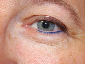 Gebruikt u alleen blauwe eyeliner? Dit is geen probleem! We hebben prachtige heldere kleuren tot onze beschikking!