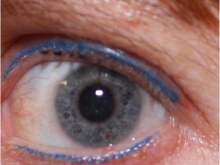 Eyelines boven en onder in een heldere blauwe kleur.