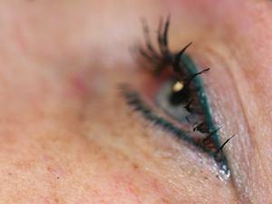 Permanente groene eyeliner. De eyeliner is in verschillende kleuren aan te brengen. De artiest adviseert u in het maken van een keuze.