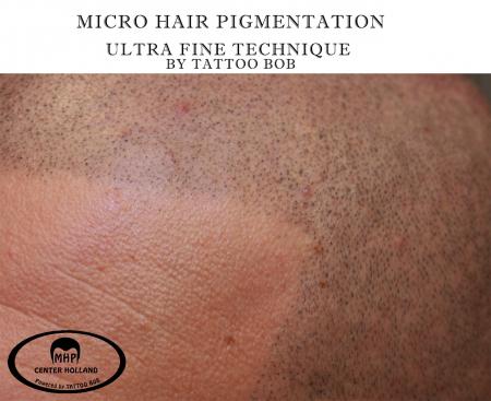 Close up van Tattoo Bob ultra fijne haarstoppels. Micro haar pigmentatie is niet te onderscheiden van echte haar stoppels.