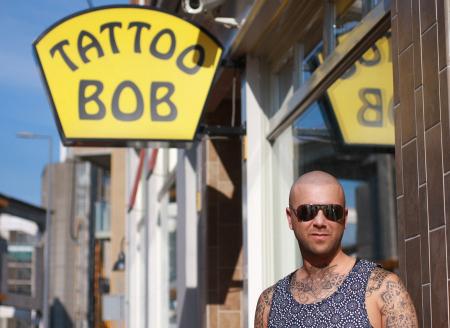 Tattoo model behandeld met de ultra fijne Tattoo Bob haarpigmentatie