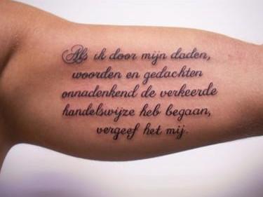 tattoo tekst bovenarm