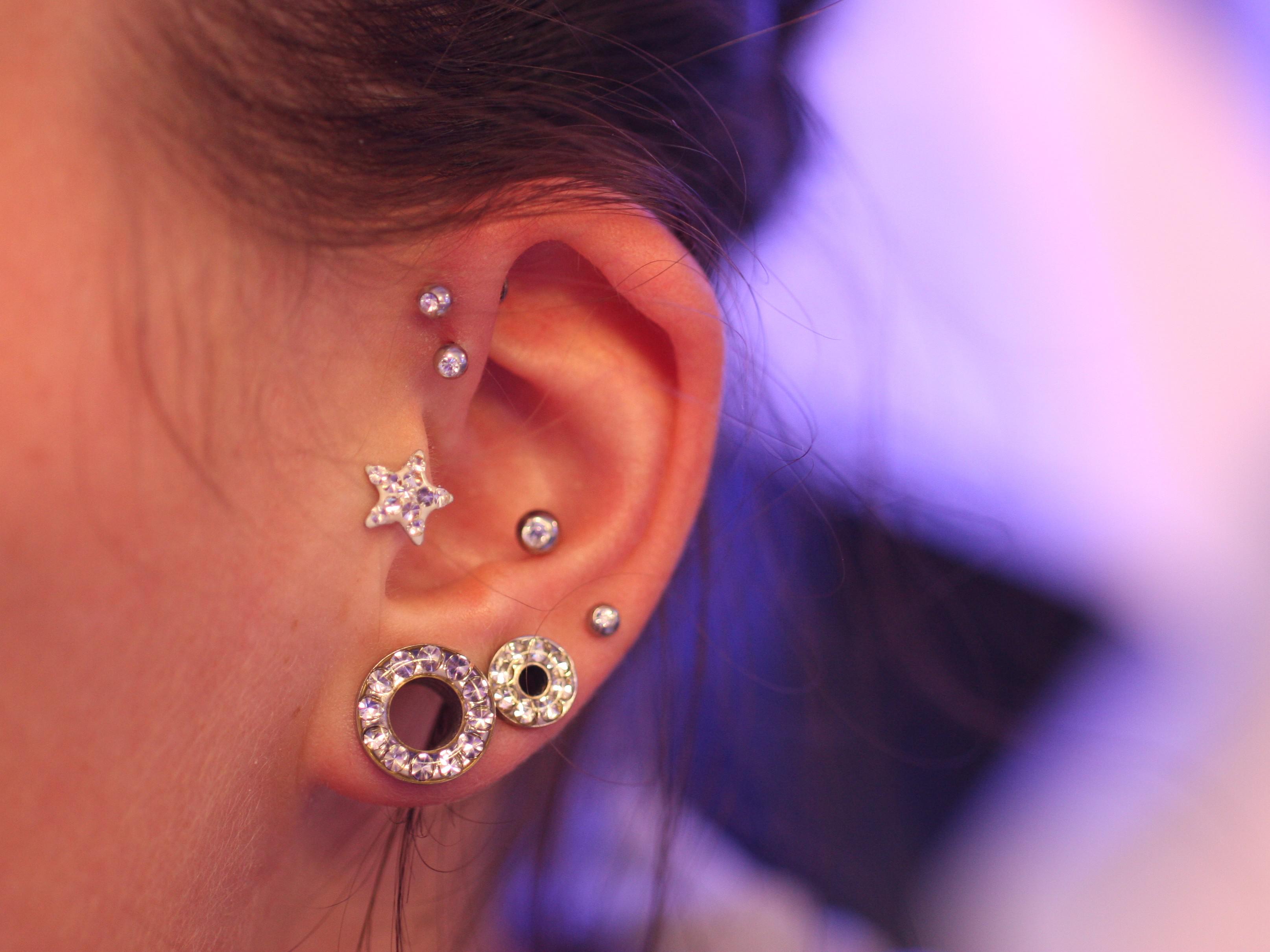 oorpiercing tragus hip.