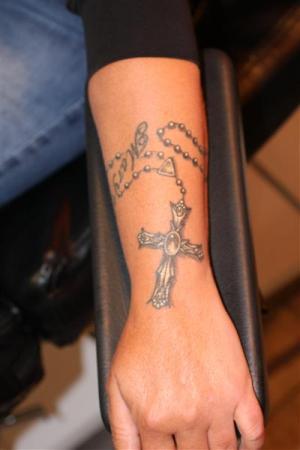 tattoo ketting kruis arm