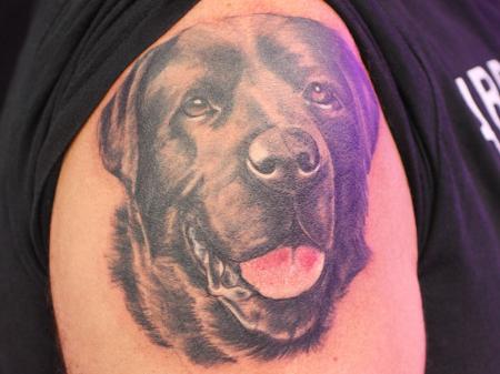 tattoo bovenarm portret hond