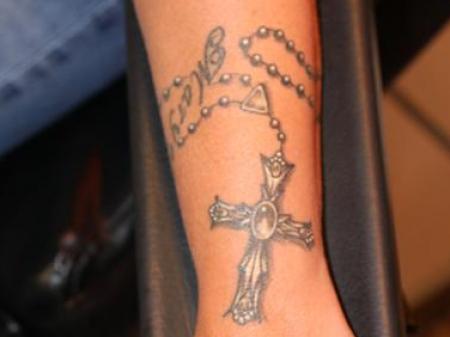 tattoo-onderarm-ketting-kruis.jpg