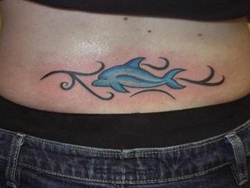 tattoo oldskool onderrug dolfijn