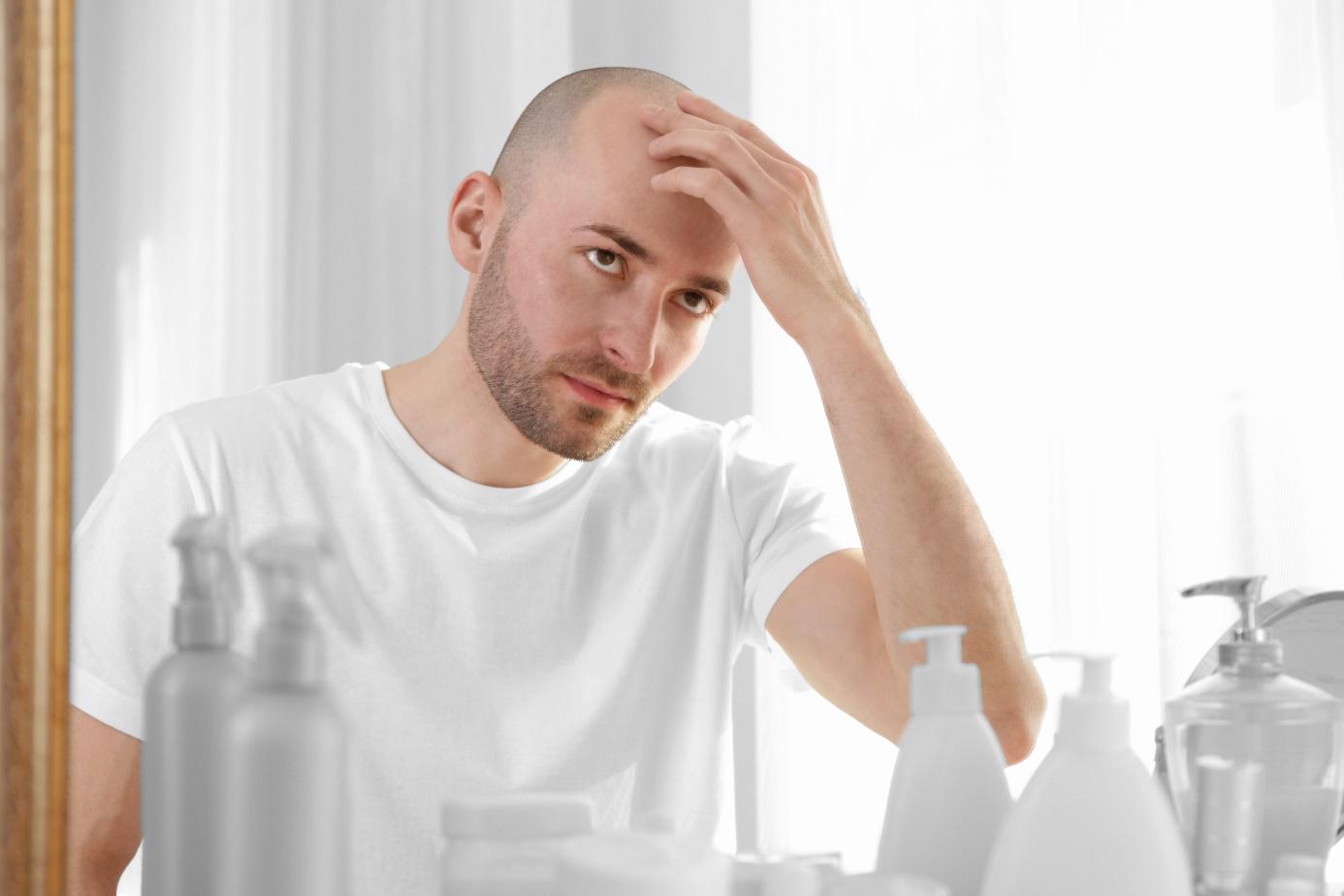 mhp / micro haar pigmentatie Man in Spiegel