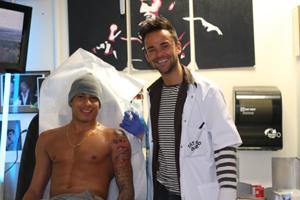 ADO Den Haag speler op bezoek bij Tattoo Bob