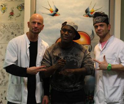 Ex-Feyenoorder Drenthe op bezoek bij Tattoo Bob
