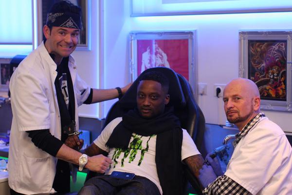 Ex-Feyenoorder Slory op bezoek bij Tattoo Bob