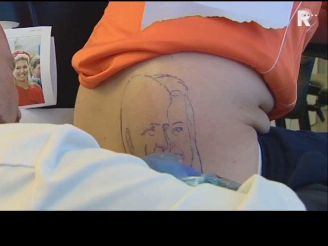 Fragment oranje tattoo bij TV Rijnmond