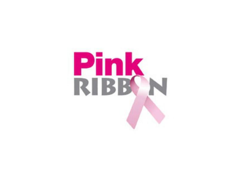 Vriendinnen laten Pink Ribbon tattoo zetten