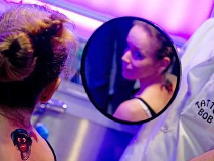 Tattoo Bob zet eerste Zwarte Piet tattoo