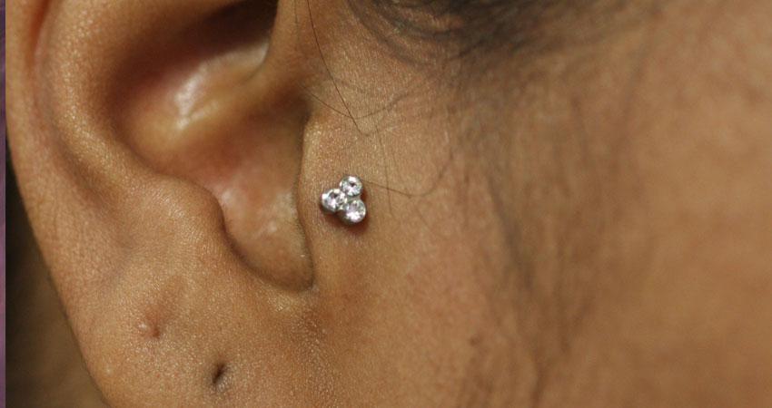 Tragus Piercing in het oor